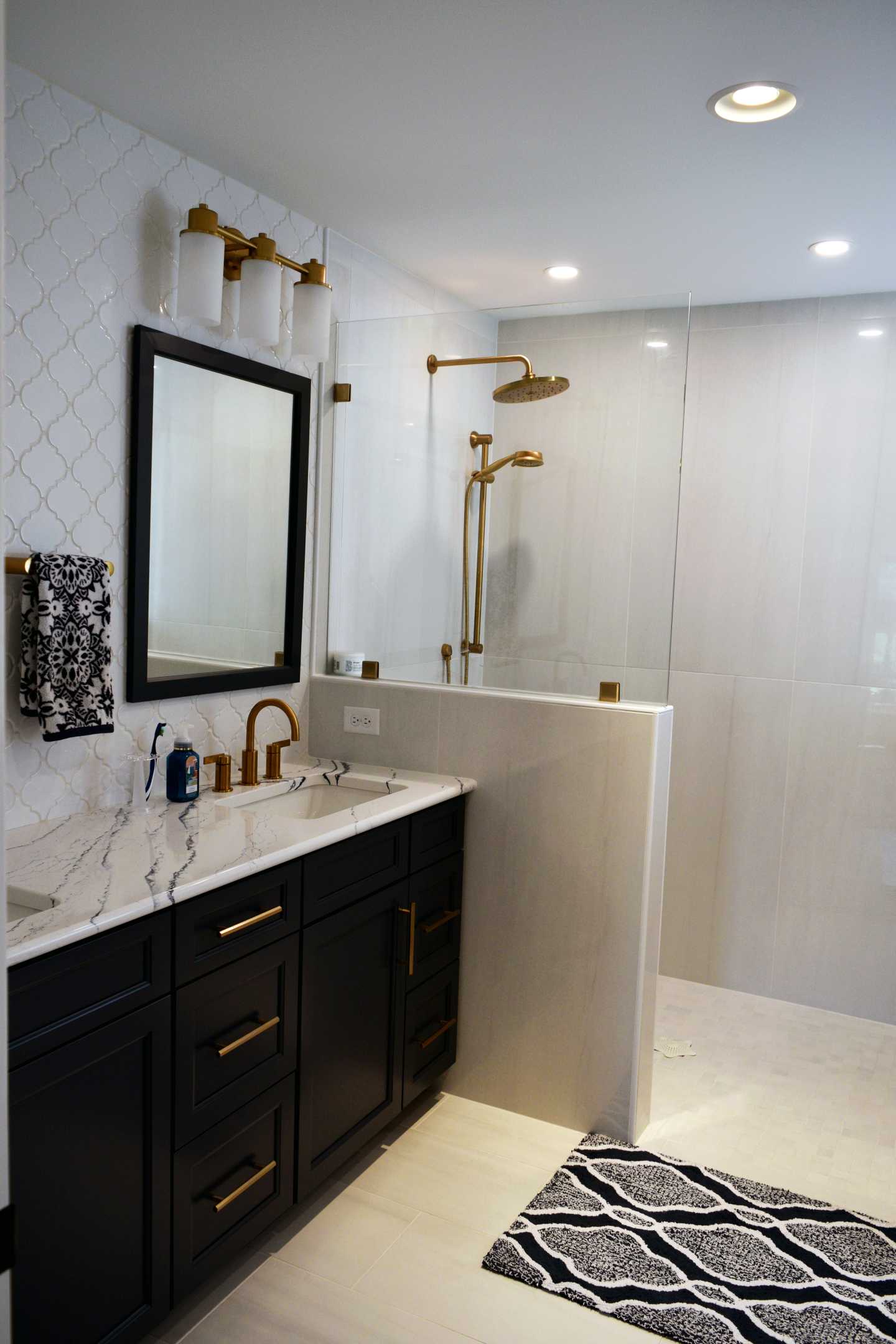 A modern, black & white bathroom design.
